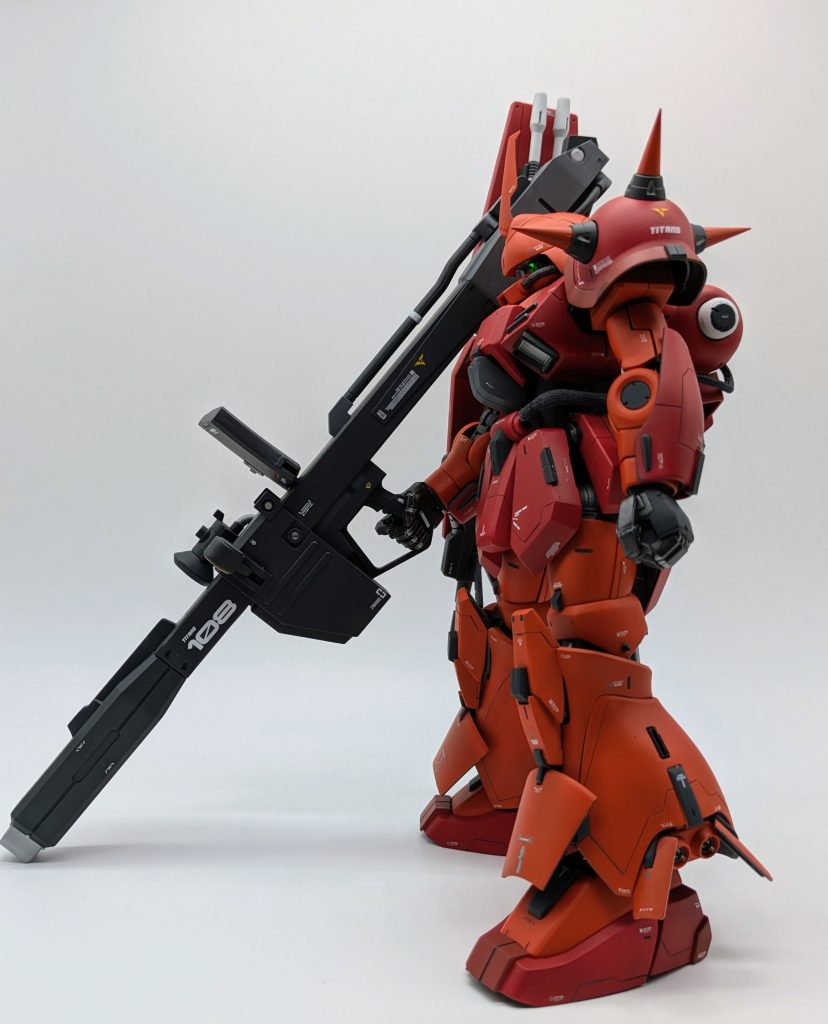 腰部、バックパック、頭部の動力パイプはメッシュパイプに変更。脚部の膝パーツはジャンクパーツを使い印象を変更しています。スパイクアーマーのシャープ化、ハンドパーツは大型化しています。こ