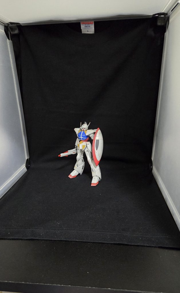 今回も撮影ブースは100均で揃えた枠に、黒Tシャツ背景で撮りました。カメラはスマホ搭載のもの。僕はこんなんで充分(つーかこれが限界)