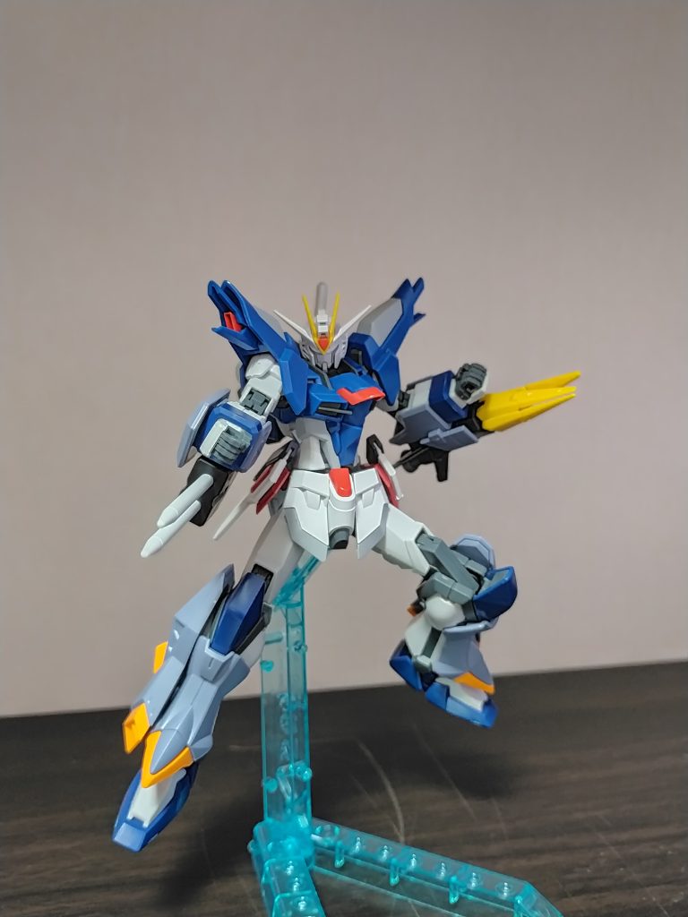 アースガンダムの腕部を、対艦仕様のものに換装したのが、アースガンダム対艦仕様だ。アースランサーダート、アースグレイプニールなど、アースガーデンが独自開発した特殊な武装を持っている。