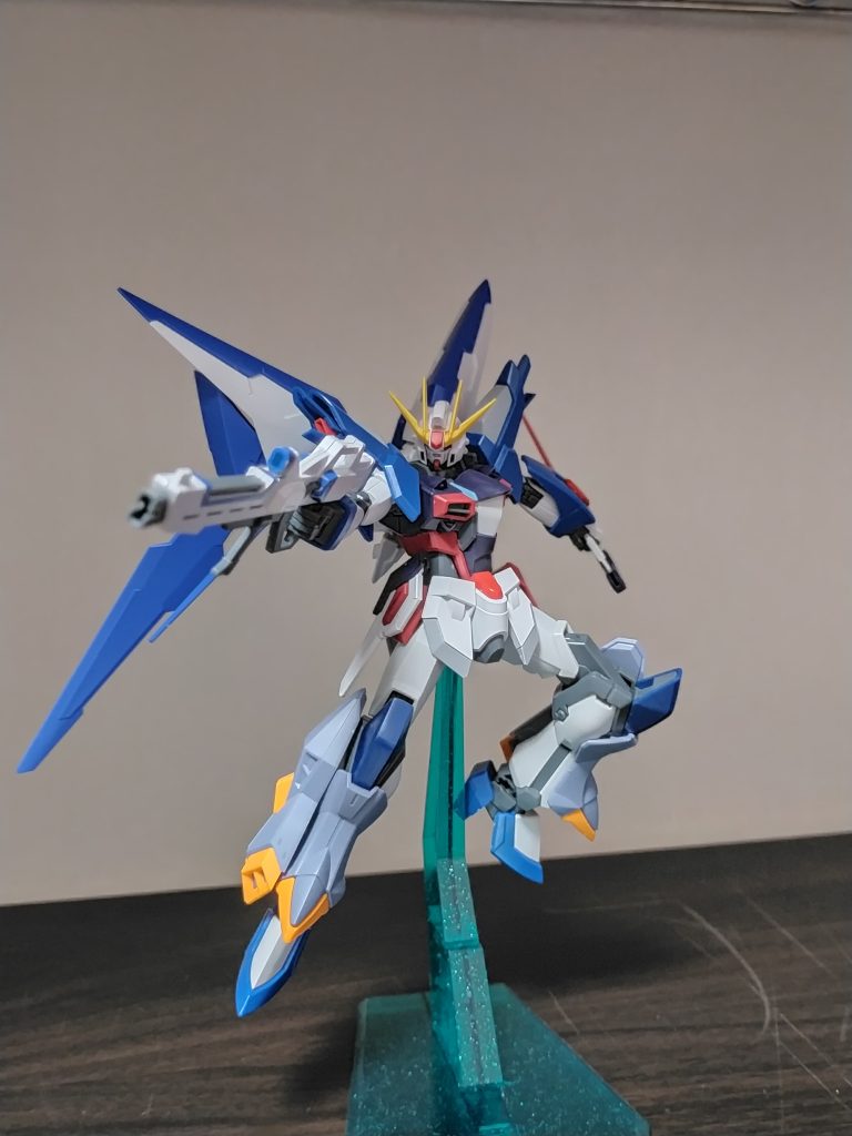 高出力ビームライフル非使用時は腰部にマウントできる、取り回しの良い武器。あまり連射はできないが、火力は高い。