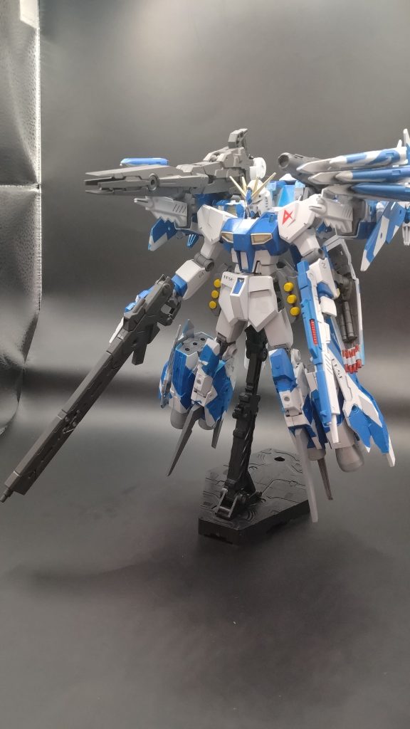 イメージとしてはZプラスのハミングバードをイメージして青のカラーリングをメインに塗装しました。通常のνガンダムよりも更に機動性、射撃性能の向上を行う為、まず脚部を大型スラスターに変更しました。そして射撃武器を多数搭載しました。