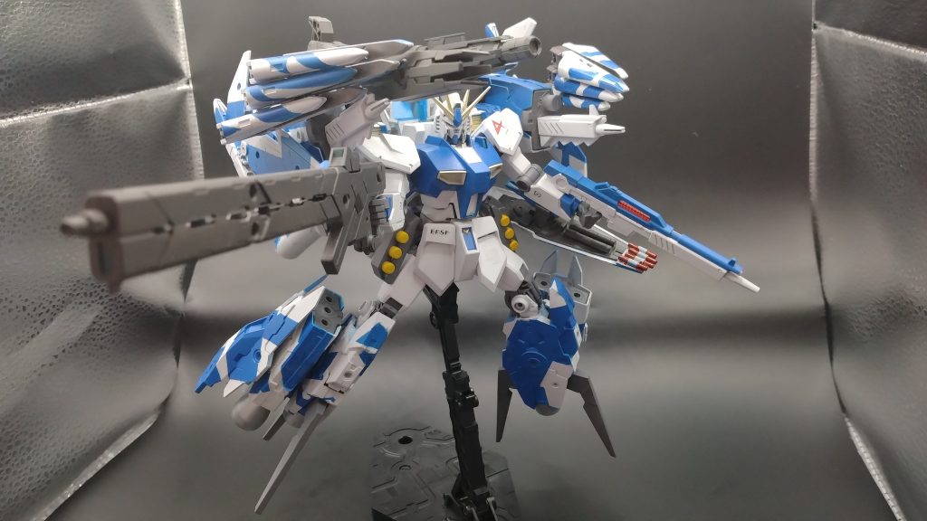 武装は通常のビームライフル、ロングビームライフル、肩にビームディフューズライフル、大型メガランチャー、ビームガン✕2、フィン・ファンネル、腰に3連装ミサイル✕2、シールドにも4連装ミサイルを搭載し圧倒的火力で戦場を制圧可能。