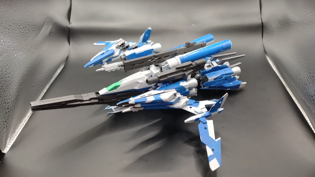 最大の特徴は、変形できます。レイダーガンダムの変形を参考にして脚部関節を加工し、クランク可動できるようにしました。顔面がむき出しになるので、νガンダムのシールドにネオジム磁石を仕込んで胸部に引っ付くように加工し、顔面を保護できるようにしました。