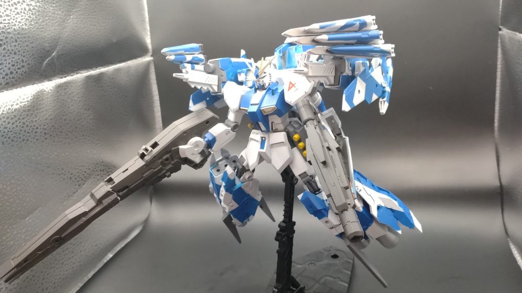 肩のビームディフューズライフルはネオジム磁石でつけてるだけなので容易に取り外せて持たせられます。大型メガランチャーは3ミリジョイントをつけて取り外し可能にしました。もちろんどちらも手に持たせられます。