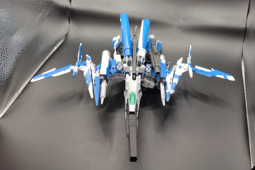 正面はこんな感じです。ファンネルはフェイクνガンダムのファンネルを全部取り外し、変形できるように加工しました。