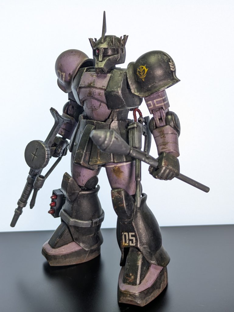 下地にグレーサフを吹き、その上にアクリリックでバーントシェンナを筆塗装。乾燥後ケープスプレーを軽めに吹いてから各部色を塗っています。基本色塗装の後はデカールを貼り、剥がし加工を行います。筆先を短く切りそろえたブラシに水を付けブラッシングすることでハゲチョロ加工ができます。