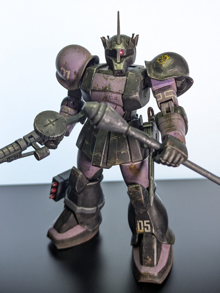 今回はザク2の武装のミサイルポッドを装備させています。グレネード手持ちにザクマシンガンなど無骨に仕上がっていると思うのですがどうです?ザク1は気持ちマッシブのほうがらしい気がします。