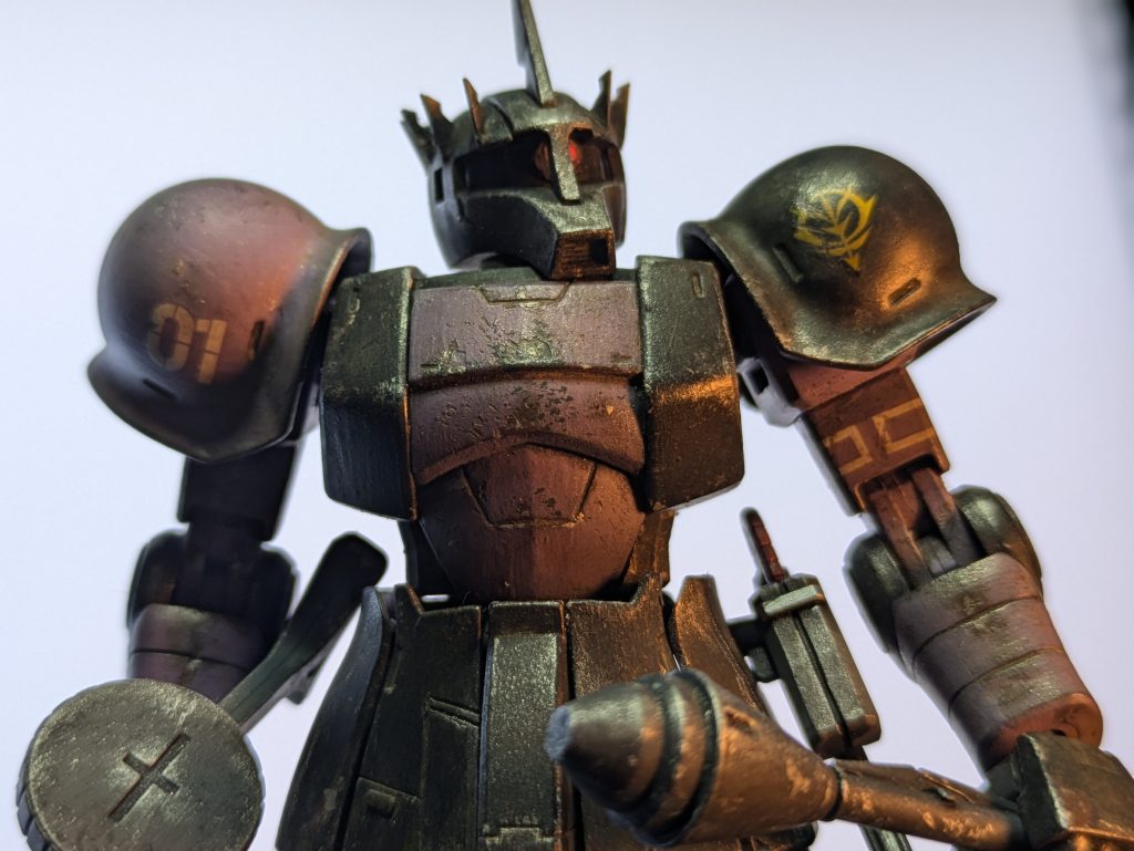 ウェザリングマスターのシルバーを強めに入れたことで頭部色のかすれ方がいい感じに。モノアイは左右に稼働するのでポージングに合わせて動かせます。