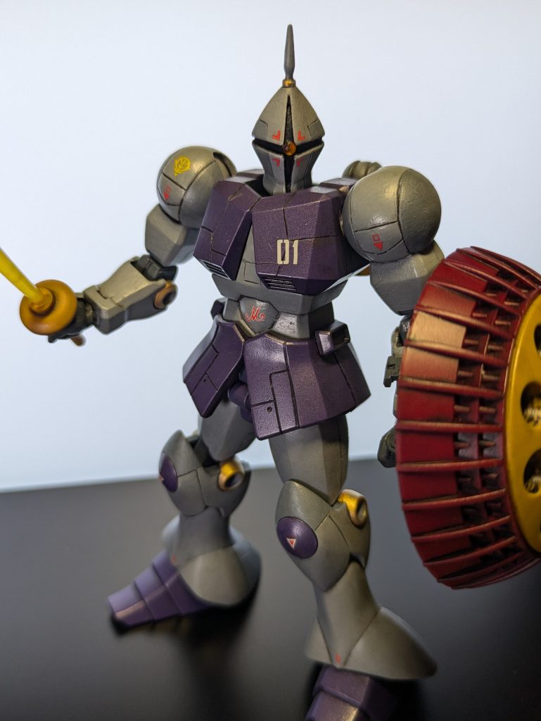 古い方のHGギャンなので少しディテールを足してあげています。スジボリに合わせて少し濃いグレー部分を作り情報量を増やしています。ワンポイントの金色もアクセントとして効いているかと思います。