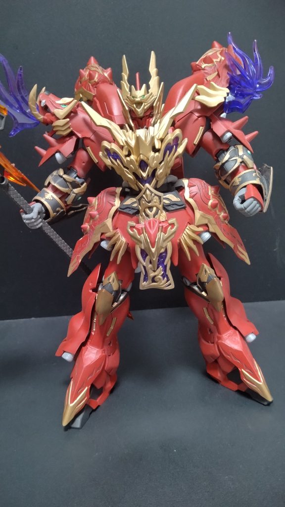 頭部の飾りを趙雲ダブルオーの飾りを加工して使用。胸部のエングレービングは全て無くし、貂蝉クシャトリヤと趙雲ダブルオーの飾りでうまく合わせれたと思います。両肩は呂布シナンジュを加工して付けました。腰部分は呂布シナンジュと貂蝉クシャトリヤのパーツを合わせております。