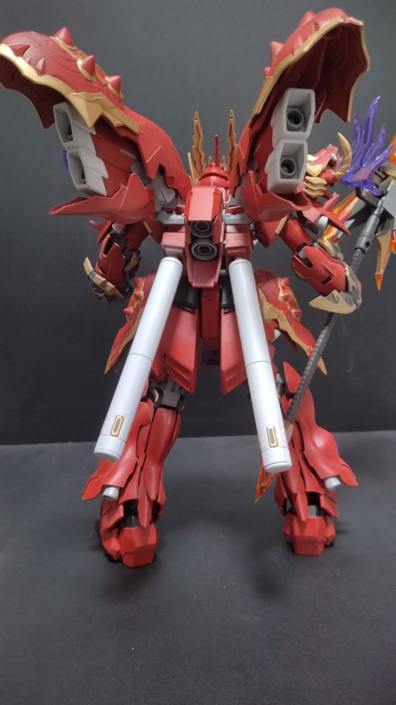 バックパックはそこまで加工してませんが、スラスターの上部分だけ貂蝉クシャトリヤのバインダーをつけています。