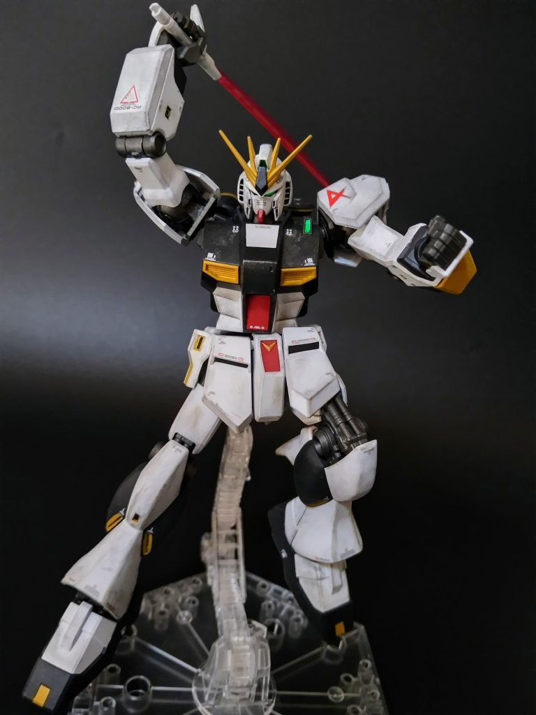 サーベル振りかぶり。需要は分からないですがカラーレシピ置いときます。参考になれば。白→ホワイト(Mrカラー)黒→ミッドナイトブルー+コバルトブルー+グリーン(6:3:1)(水性ホビーカラー)黄→オレンジイエロー+ゴールド(1:1)(Mrカラー)赤→あずき色(水性ホビーカラー)グレー→オリーブドラブ+黒鉄色(1:1)(水性ホビーカラー)全て下地にグレーサフ吹いています。