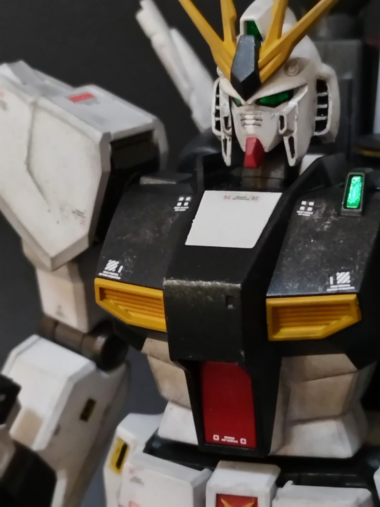 デカールはHiQパーツさんのものをメインにRGやVer.kaを参考にして少し多めに貼っています。ガンダムデカールは品薄ですがこういうものは安く手に入れられて助かります。