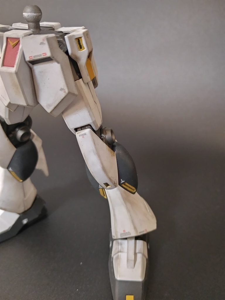 ふくらはぎやサイドアーマーの黄色を始め地味に細かな塗り分けがありますが、ラッカー下地に水性を塗って中性洗剤の拭き取りで対処しました。というかラッカーを持ち出した場合は確実に中性洗剤拭き取りをやるためだったり。フロントアーマーの黒はハセガワフィニッシュで誤魔化しました。閲覧いただきありがとうございました!