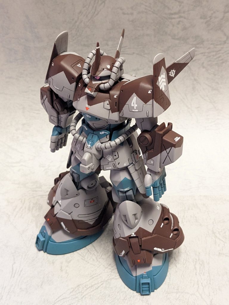 MS-07H-4で画像検索すると、昔の雑誌の画像でこんな感じのが出てきたので同じ構図で撮りました。肩や頭部の筋彫りもまたその画像を参考にしてます。ちなみに、腰部中央に追加した出っ張りは一応何かしらのセンサーて事で、hgucグフ・カスタムのヒートワイヤーが出るところのパーツをそのままくっつけてます。