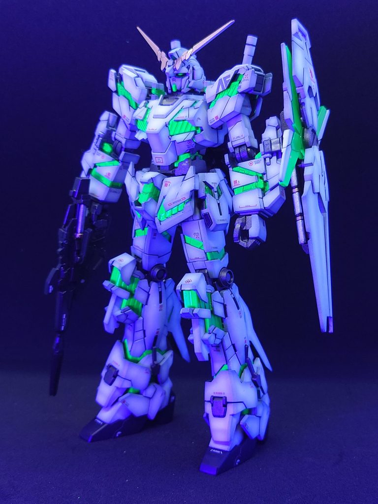 ブラックライトで光らせました