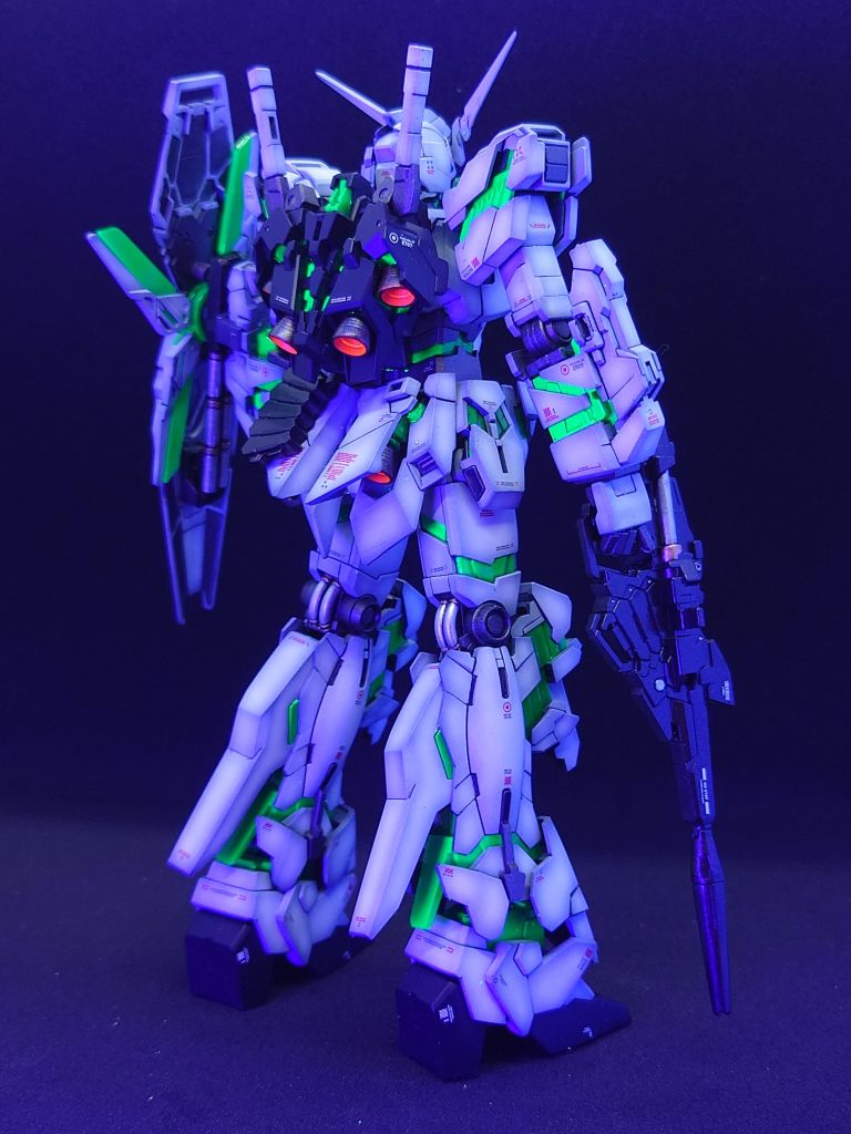 サイコフレームは蛍光とメタリックグリーンで塗装しました