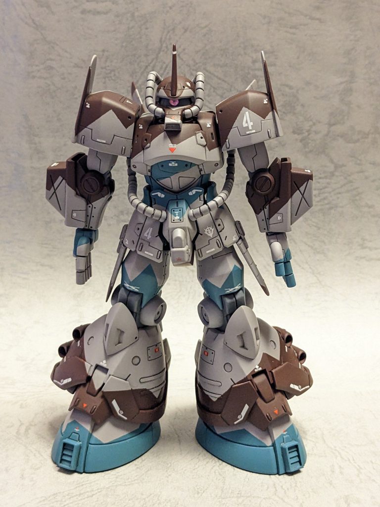 正面のショット。白と赤のデカールで統一感を出したのがいいアクセントになっててお気に入りです。