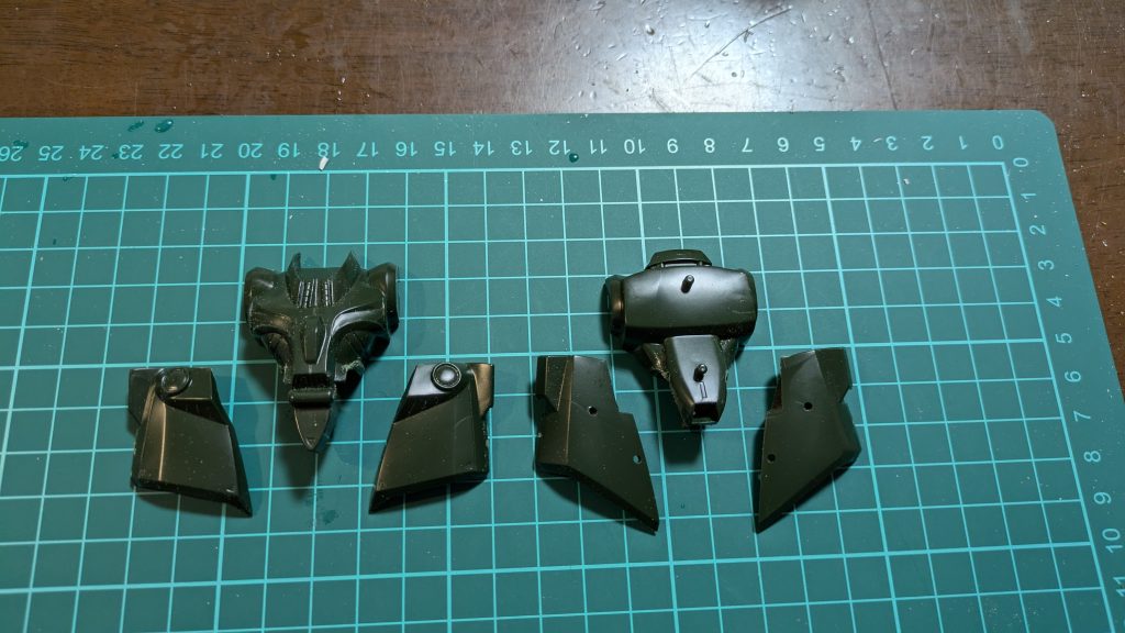 そのままでは胴長なので、胴体も分割