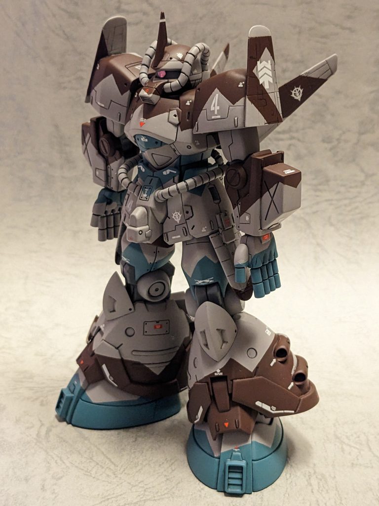 皆大好きhgucリヴァイブグフをベースに、膝下をドムR35、足をオリジンのドム試作実験機を使い、後は色々とパーツを流用して作りました。