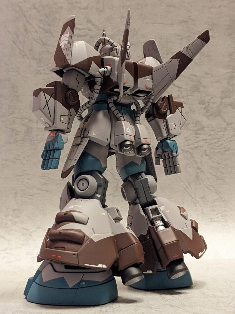 リアショット。旧キットグフ飛行試験型からは腕のマガジン、膝、バックパックのパーツを使用しました。膝下のダクトはプラパイプを4本並べて形を整えてます。