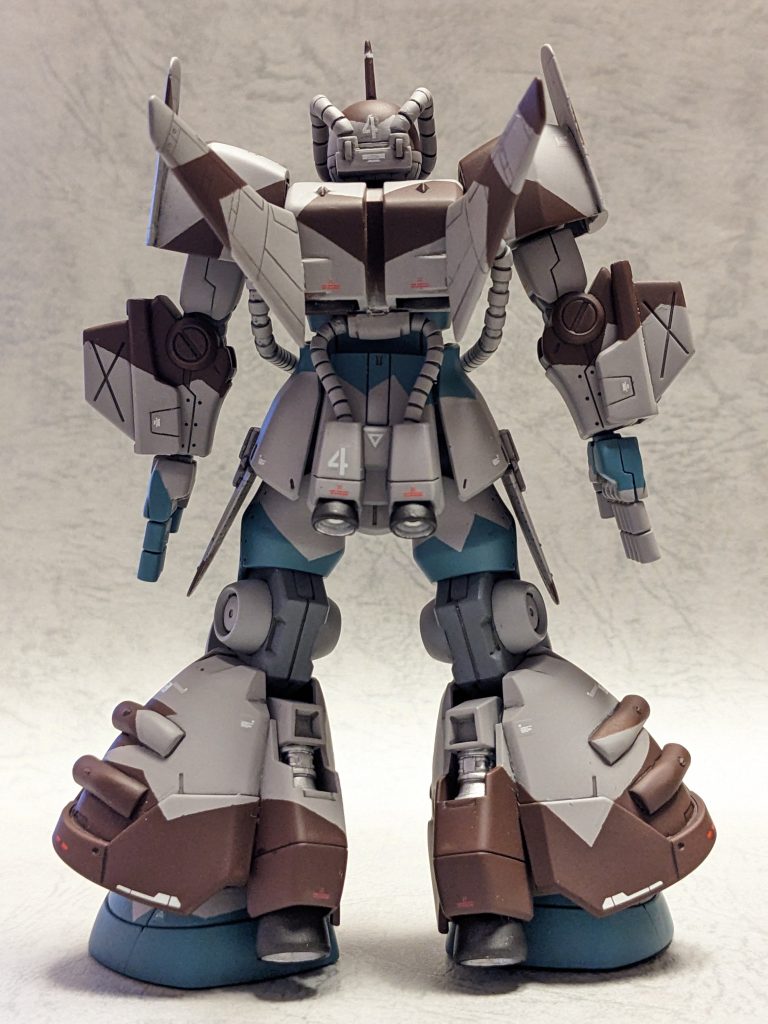 リア正面。リアウイングの取り付け角度が左右で合ってないですね。前からだと見えませんが後頭部パイプ基部がお気に入りのパーツです。