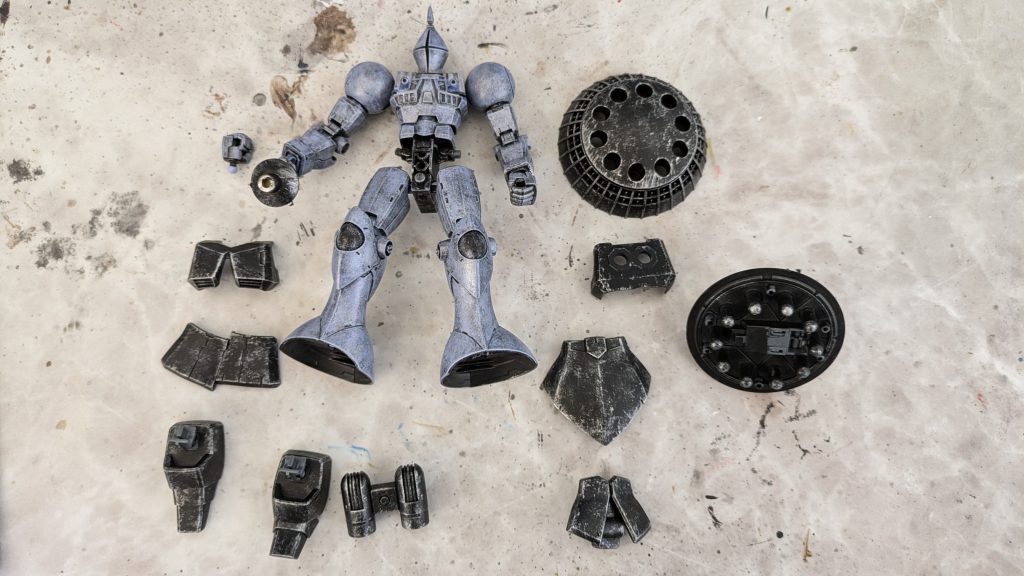 塗装途中いつもながらの黒下地からの塗装。