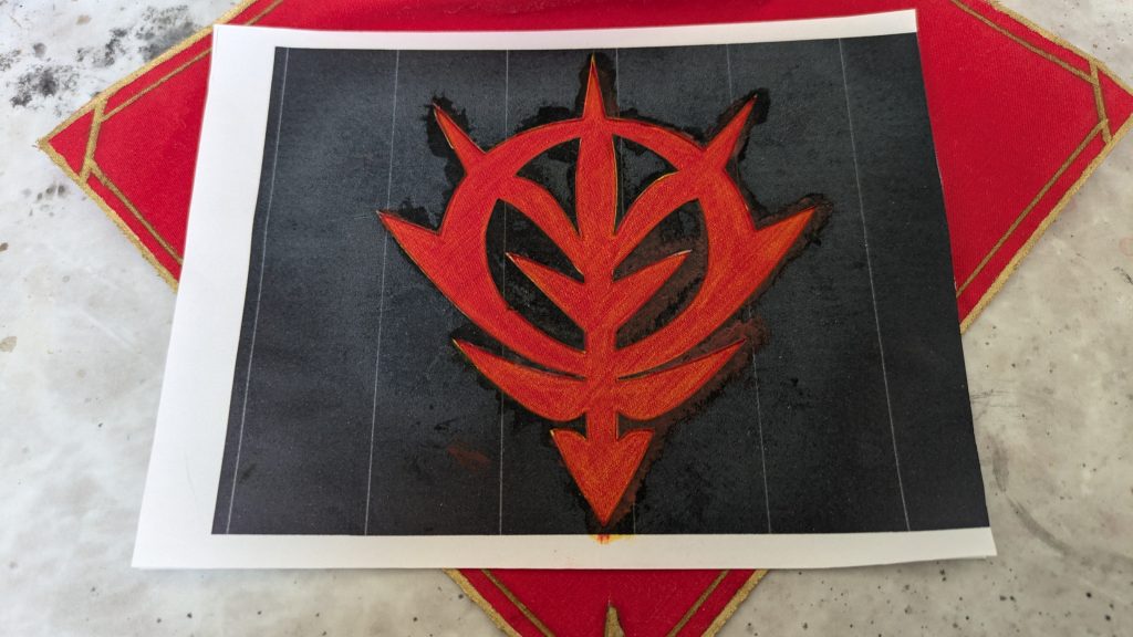 ジオン軍マークを切り取り、筆で描く。 