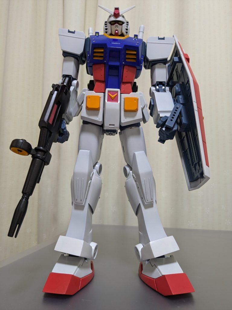 胴回りと腕を細め、脚部、胴、胸を延長しました。フクラハギにダクト、膝は消耗箇所とし、交換出来る風に又薄くしています。ビームライフルは、シャーペンの透明な筒を内側からピンクに塗り、ビーム残量を分かる様に、盾の外周肉厚を薄く感じたので1mm追加し、手で持たせる様にしました。胸のダクト周りは、ザクマシンガンが効かない程度に厚めにしています。