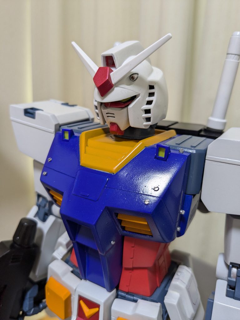 胸はライフ両手持ちを考慮し前すぼみに、Oボルトは上下分割装甲を留めるものと仮定して付けました。肩関節は造りました。胸前面の二つのダクトで給気、黄色の前掛けをダクト化、脇の下にダクトで排気します。顔ダクト上部を盛り丸みを付けクマドリを薄くし小顔化しました。肩のフック掛けは、メンテナンスで腕を吊り上げる又はアーマー装着用です。肩の二つセンサーは、前照灯も兼ねてます。想像バカです。