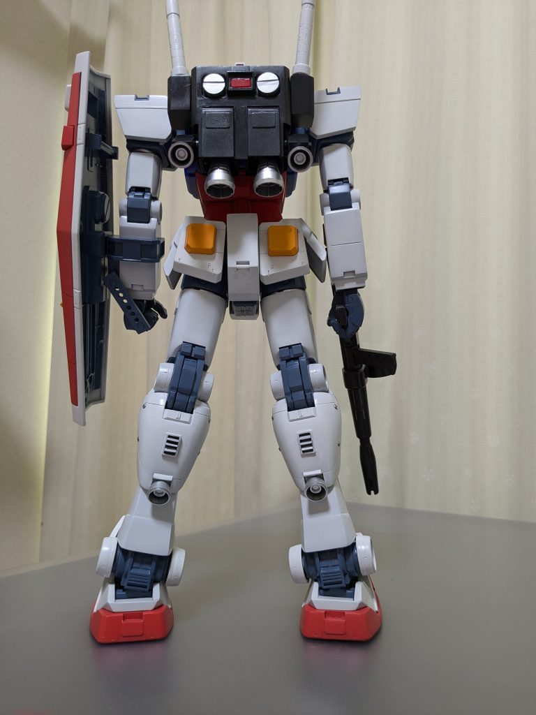 カカト、フクラハギにダクトです。バックパック左右のバーニアとビールサーベルは動く様にしました。メインのバーニアは推進用、左右は方向用です。センターの赤い所は、センサー又はテールランプです。股の前後フック掛けは、機体をワイヤーで固定する物です。