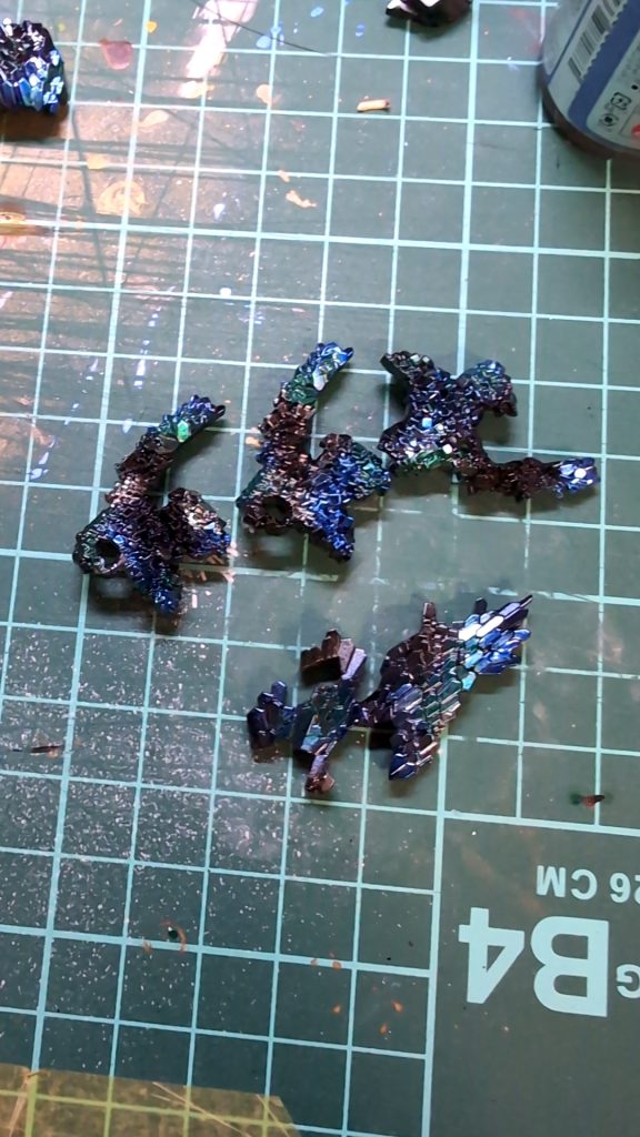 結晶体のクリアパーツ達をあえて黒を残した形でのキャンディー塗装にし、アクセントにガンダムマーカーメタリックグリーンで塗装しました!(緑の部分、気に入ってるんですよね〜)今更ながらモンスターハンターのブラキディオスみたいだな〜と思っています笑