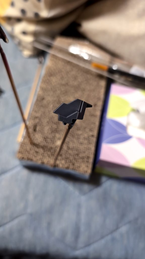 外装の塗装工程を撮影していなかったのでこちらで少し...下地にガイアノーツさんのEXブラックを使用し、その上からクレオスさんのブルーFS15044を塗装しました!黒下地にすると多少明るめの色も暗くなり、引き締まった感じになるのでいいですよねっ!その後は写真のようにドライブラシを各パーツにしました!エナメル塗料がなかったのでガンダムマーカーのシルバーを塗料皿に出す形になってしまいすごく大変でした...がエッジがはっきりして金属感も増したので頑張った甲斐がありました!その後は組み立てて完成です!