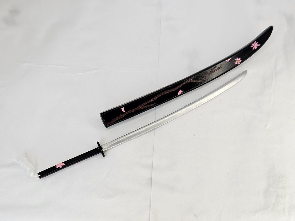 楼観剣はプラ板で中学生の時に制作したものをそのまま流用しています、ちなみに桜は彫ってます（笑）そしてこの白いポンポンみたいなものは小学生の裁縫道具を再利用しています