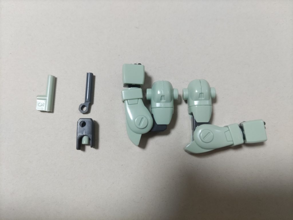 肘はKPSランナーのナンバータグ(左端、普通のランナーですが見本として)の部分を加工して二重関節化。