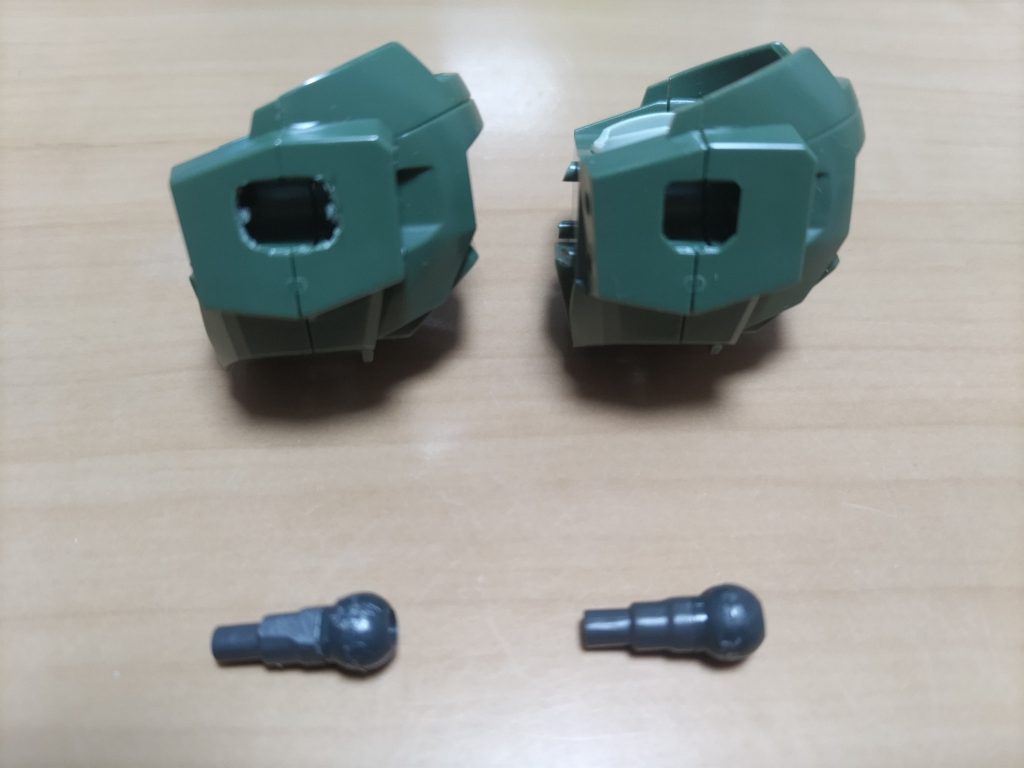 肩はボールジョイントですがイマイチ活かせていないので、胴体側の干渉する前後1mmと、軸の上側になる部分を削りました。このままでは肩アーマーが干渉して効果が薄いので、肩アーマーの胴体側も削ります。