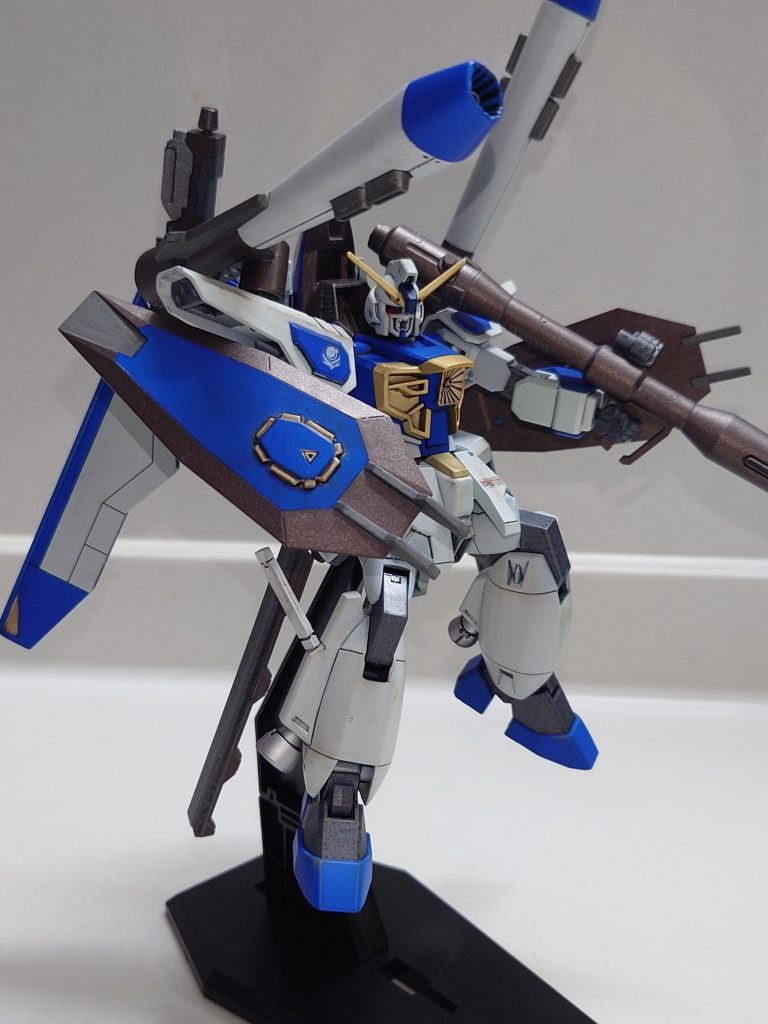 設定です！ニュートロンジャマーキャンセラーを手に入れたアズラエルが核エンジンの搭載と後期ＧAＴのデータを元に作らせた機体。母艦からの信号によりγグリフェプタンを投与し、生体CPUの活動限界を無理やり伸ばすシステムも組込まれている。カラーは連合に正義があるとアピールする為に白と青のヒロイックなカラーとされている。ヤキン・ドゥーエの戦闘までに完成せず終戦を迎えた。