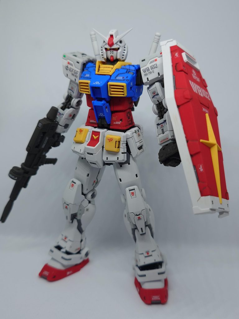 ビームライフルとシールドを持たせてみました。