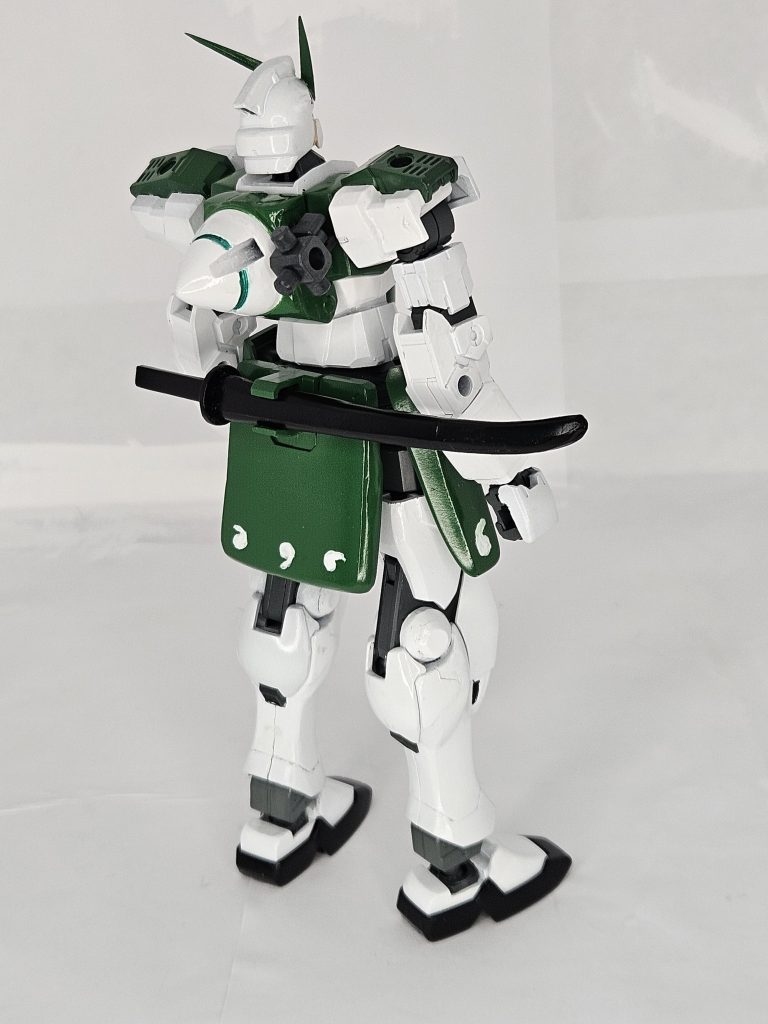 改造内容としては腕は30mmのアルトの腕にHGUCガンダムの腕で延長したものを使用、ハンドパーツは次元ビルドナックルズです両足と胸部はGBNベースガンダムを使用足首のパーツを制作中になくした為足首だけ陸ガンです 