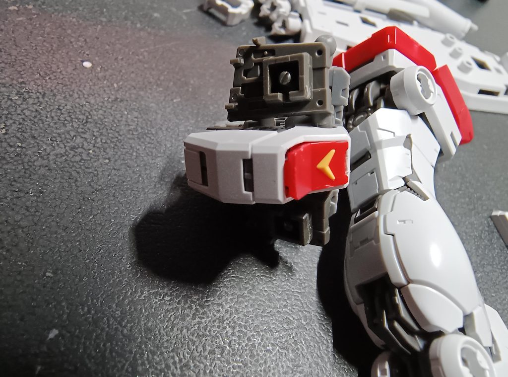 外すのが大変なパーツ2仮組みで嵌めなきゃよかった…デザインナイフを隙間に入れてホジホジしてなんとか取れました!傷だらけ…