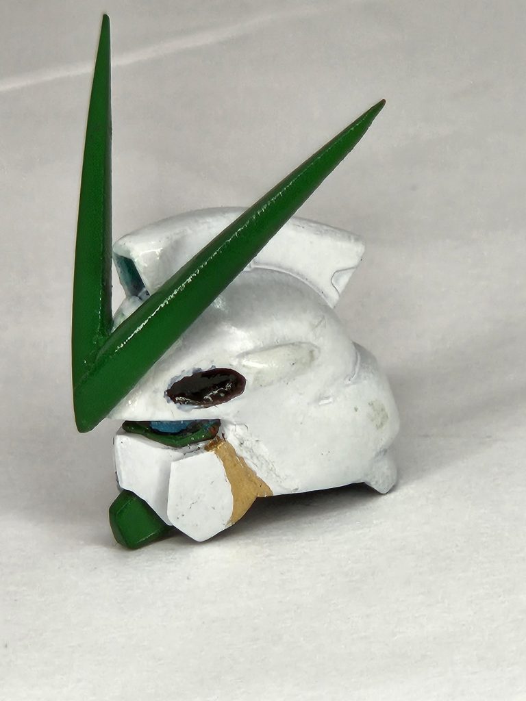 実はこう見えてアストレイのパーツは一切使用していません、トリスタンの頭部を削ったものにジオングのアンテナを加工したものを張り付けました