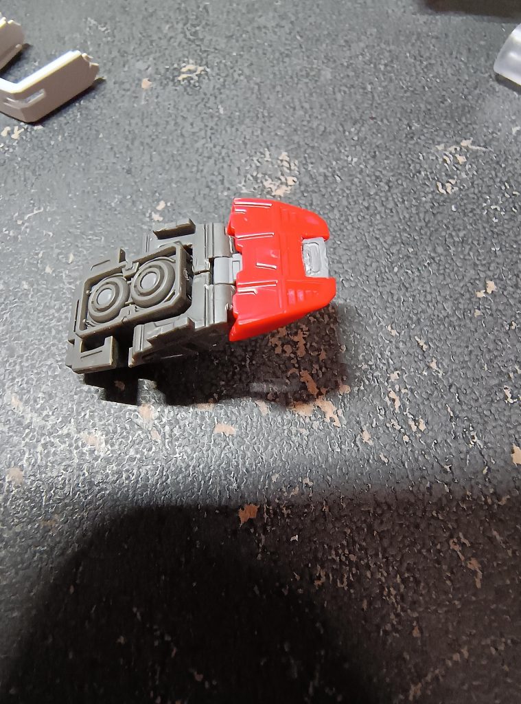 外すのが大変なパーツ1返しが付いているので削らないと抜けませんでした。