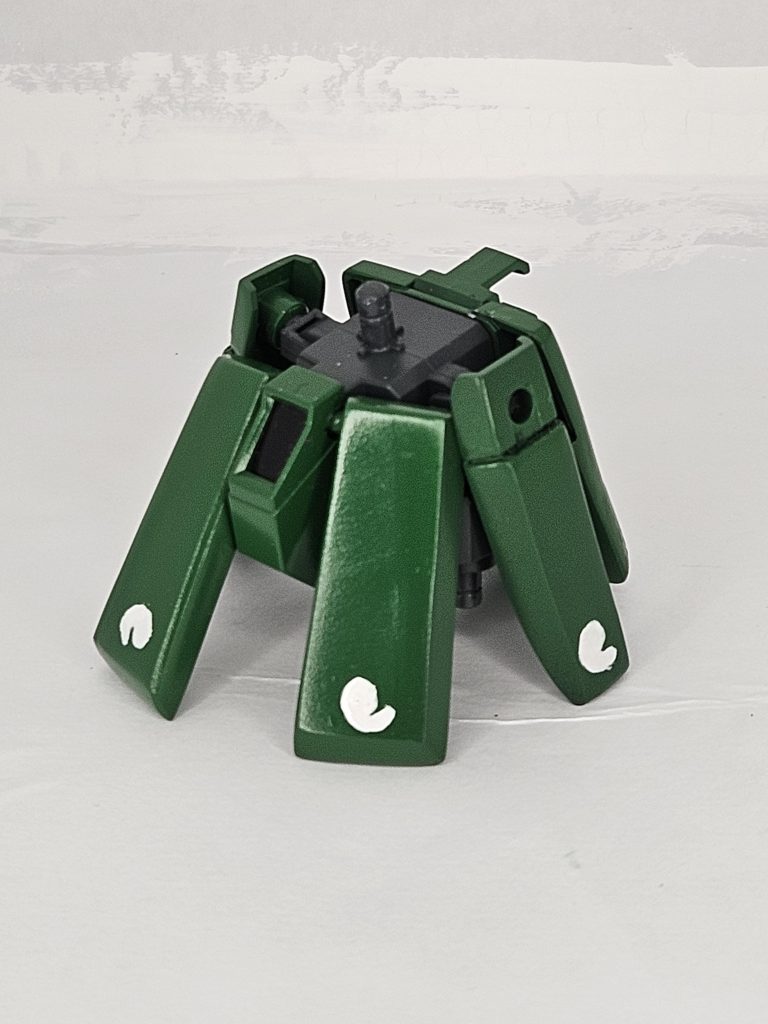 腰部スカートアーマーは両側がグレイズ　　背部が陸戦ジムそして前面が陸ガン、などの機体のパーツをそれぞれプラ板で延長したものです