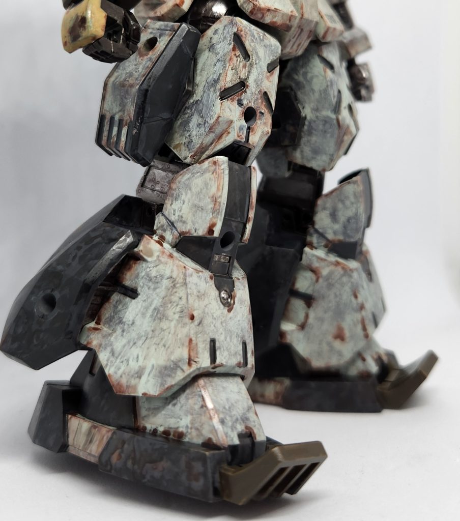 「これが新たにリビルドしたクラウデン家伝統の新機体ですわ！」伝統の新機体ってなんだよ。新しいのか古いのか……どれどれー？いや、変わりすぎ！脚部はグランドロア寄りの末広がりの重装甲で、見るからにハードポイントが多い。むしろ、その脚部をグランドロア用にしたいぐらいだ(重装甲好き)。 