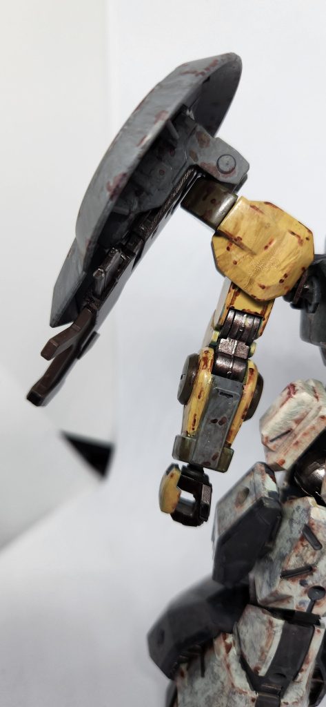 腕部は………ほーん。右と左が別のやつかー。右は肩に円形のシールドが付いていて内側にライフルか近接武器どっちかを収納出来るのか。