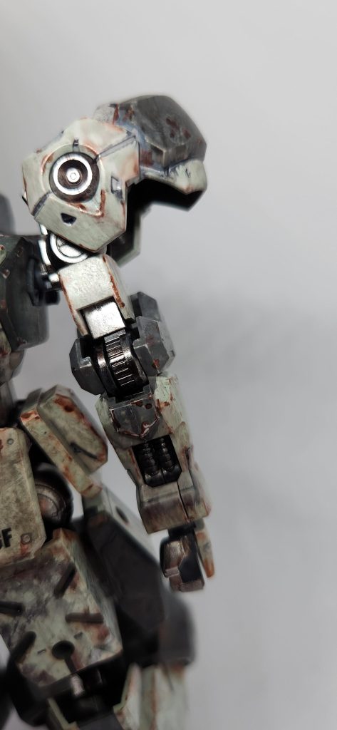 左はシンプルだが、肩が丸く元々近接用だった感があるな。 