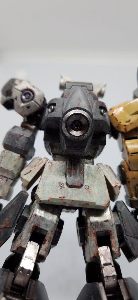 んで、バックパックが新しく大型の物に変わってて、バーニアと一体型で加速度重視っぽい？出力次第で短時間なら飛べそう。ボディと大きさ違うから無理矢理溶接で止めてやがる………。まー、ここまでは良い感じだ、何の問題も無い。だが、最大の問題はそこじゃ無い。