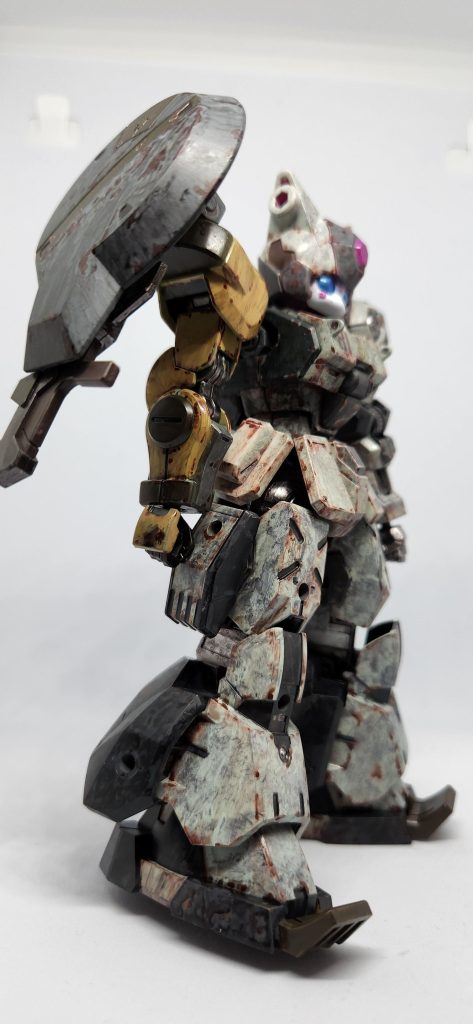 みょーにあってる？いやしかし……でも可愛い？だがしかし、いやしかし……。あたいもうわかんない。「………こ、この際だ。頭部の形状は良しとしよう……で？カワイイを見せるだけで呼んだんじゃねーよな？」「ええ。コクピット内部が旧式ですので扱えない事も無いのですが、もう少し扱いやすくならないかなと」「てーと？」「あなたが使った機体……あの機体の操縦系統がとても使いやすかったので同じ物は無いかと」あー……あのザウォちゃんね。出来っかなー？「メーカーやらなんやらが違うからなぁ。グランドロア、あの系統の機体有る？」『そうっすねー、今なら７番製鉄に何機か有るっすね。コクピットはそれで賄えますけど、モニターどうします？全天周囲にするならサブカメ増やさないと。頭部もにゃんこになってるんでセンサーとか不明な部分も調べないと』「だよなー……姿勢制御とか火器管制とかのOSも下手すりゃ組まないとなー……」『そこはうちが取り替えた後やるんで』「すまね」「お手数おかけしますわ。とにかく７番製鉄ですわね？指示しておきますわ」こりゃ最短で３日はかかるかな？あたいは何時戻れるんだろうか………。