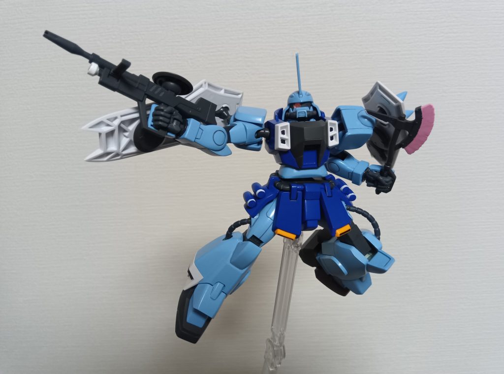 SEED撃ち風(干渉しまくるウィザードを外してもコレが限界・・・)ビームアックスに固執していたので、ビームトマホークをすっかり忘れていて急いで塗りました。しかし、ジンもシグーも刀剣装備なのにトマホーク渡されても戸惑うだろうに・・・まぁ、ゲイツのクローよりはマシか。