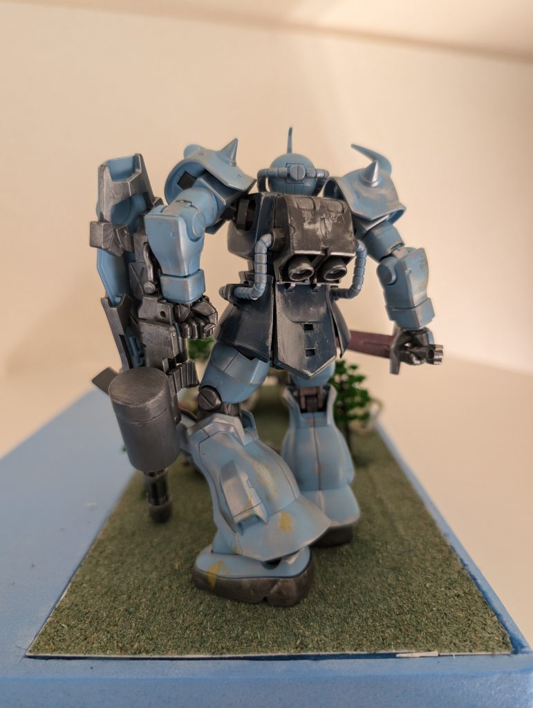 グフカスタム背面グフカスタムは破壊とかは全くせずにシルバーとシルバーに黄色混ぜたら緑色っぽくなったのをところどころにこすりつけました。